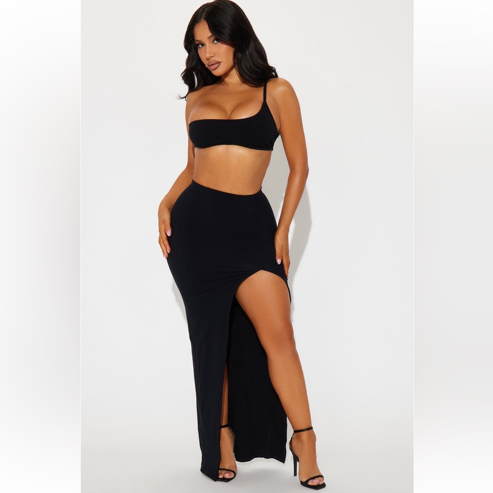Fashion Nova Abbey Snatched Maxi Skirt - Black
Size: M